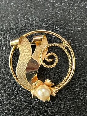 Gold-Tone Floral Pearl Circle Brooch - Gold Filled stamped Helen
